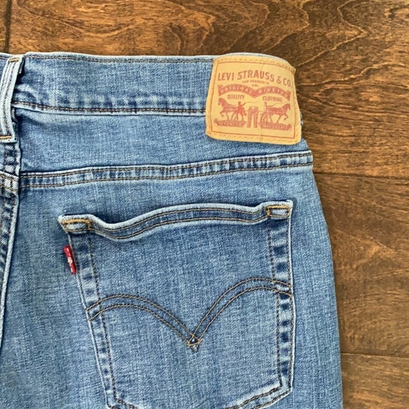 Levi’s Distressed Boyfriend Jeans 32x27 EUC - Picture 6 of 8